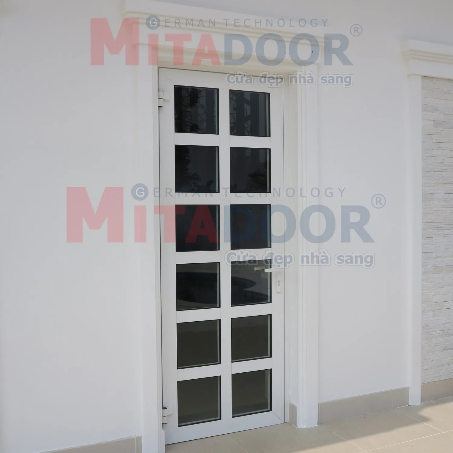 Cửa nh&ocirc;m k&iacute;nh loại thường kiểu mở quay 1 c&aacute;nh ph&ugrave; hợp với kh&ocirc;ng gian c&oacute; diện t&iacute;ch đ&oacute;ng mở cửa hạn chế như ph&ograve;ng ngủ, nh&agrave; vệ sinh, nh&agrave; kho,...
