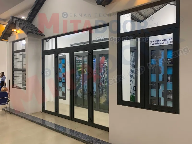 Cửa nh&ocirc;m k&iacute;nh Mitadoor DP hiện đại n&acirc;ng tầm gi&aacute; trị kh&ocirc;ng gian v&agrave; đặc biệt c&oacute; gi&aacute; b&igrave;nh d&acirc;n, dễ tiếp cận với đa số kh&aacute;ch h&agrave;ng
