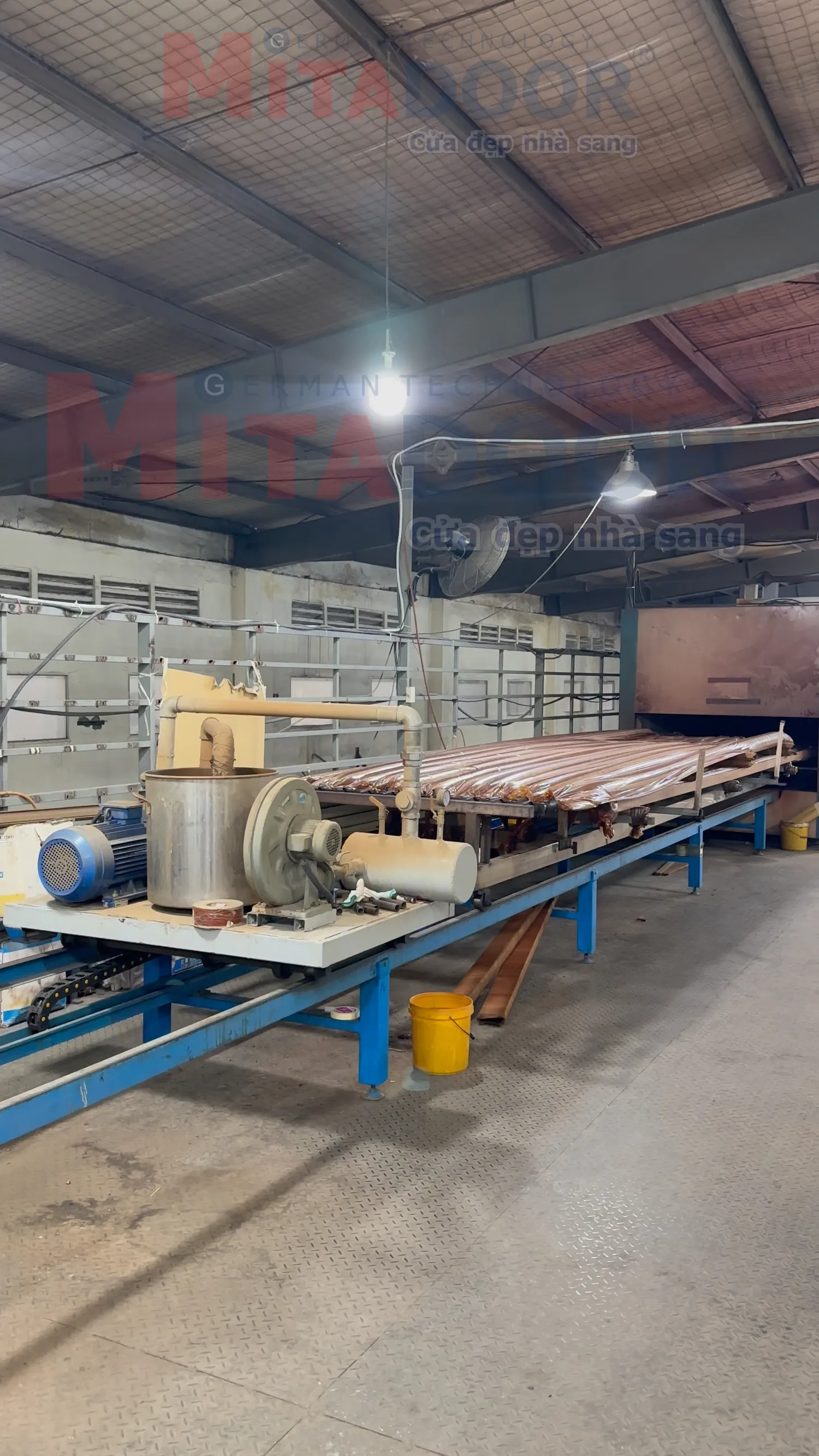 V&acirc;n gỗ được đưa ra khỏi l&ograve; hấp