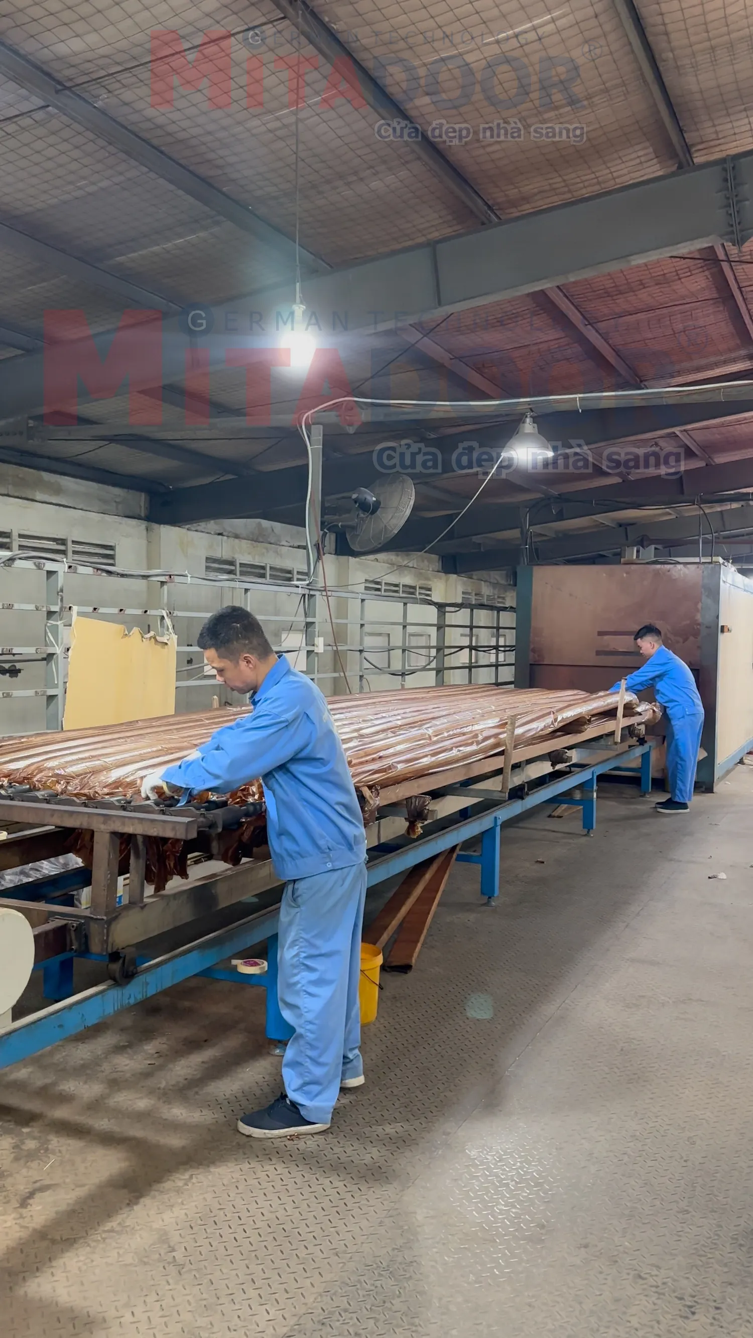 Sau khi qua lò hấp sẽ đến công đoạn thổi, giải phóng chân không rồi bóc tách lớp phim