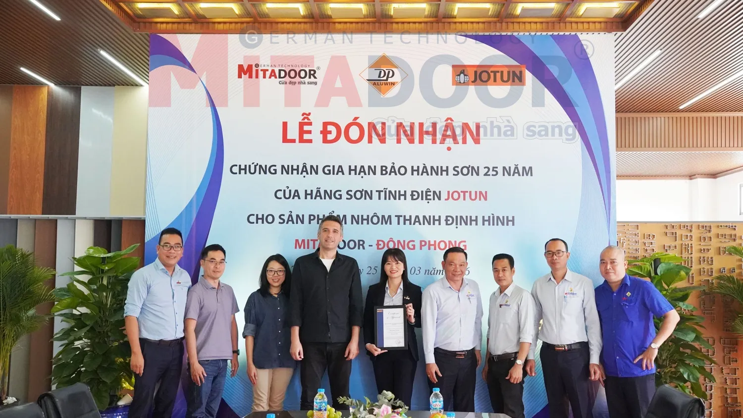 Hình ảnh thực tế lễ đón nhận chứng nhận gia hạn bảo hành sơn 25 năm của hãng sơn tĩnh điện Jotun cho sản phẩm nhôm thanh định hình Mitadoor - Đông Phong