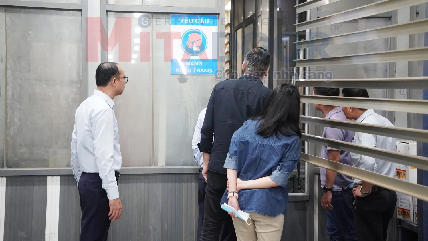Hình ảnh thực tế lễ đón nhận chứng nhận gia hạn bảo hành sơn 25 năm của hãng sơn tĩnh điện Jotun cho sản phẩm nhôm thanh định hình Mitadoor - Đông Phong