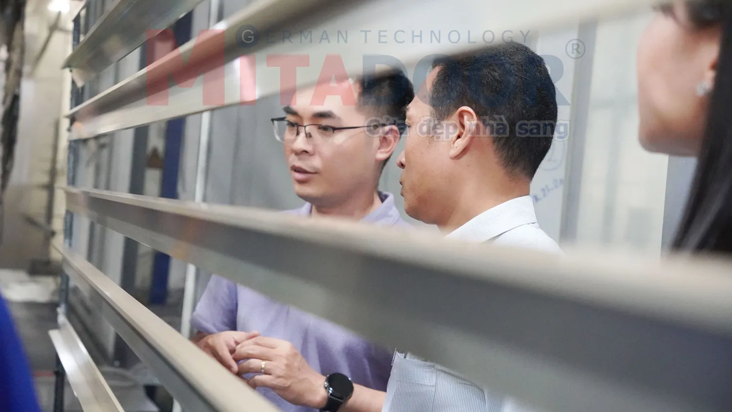 Hình ảnh thực tế lễ đón nhận chứng nhận gia hạn bảo hành sơn 25 năm của hãng sơn tĩnh điện Jotun cho sản phẩm nhôm thanh định hình Mitadoor - Đông Phong