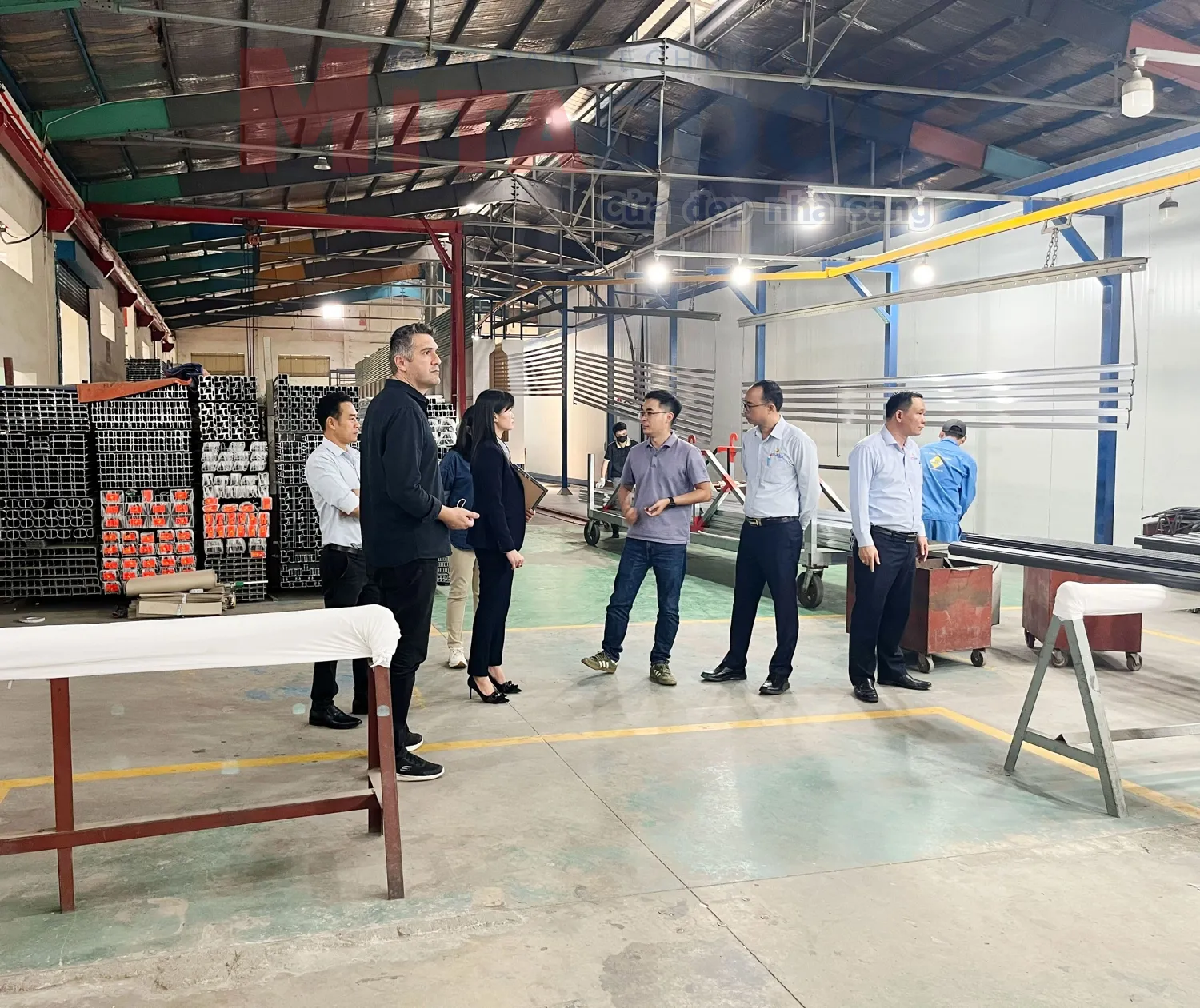 Hình ảnh thực tế lễ đón nhận chứng nhận gia hạn bảo hành sơn 25 năm của hãng sơn tĩnh điện Jotun cho sản phẩm nhôm thanh định hình Mitadoor - Đông Phong