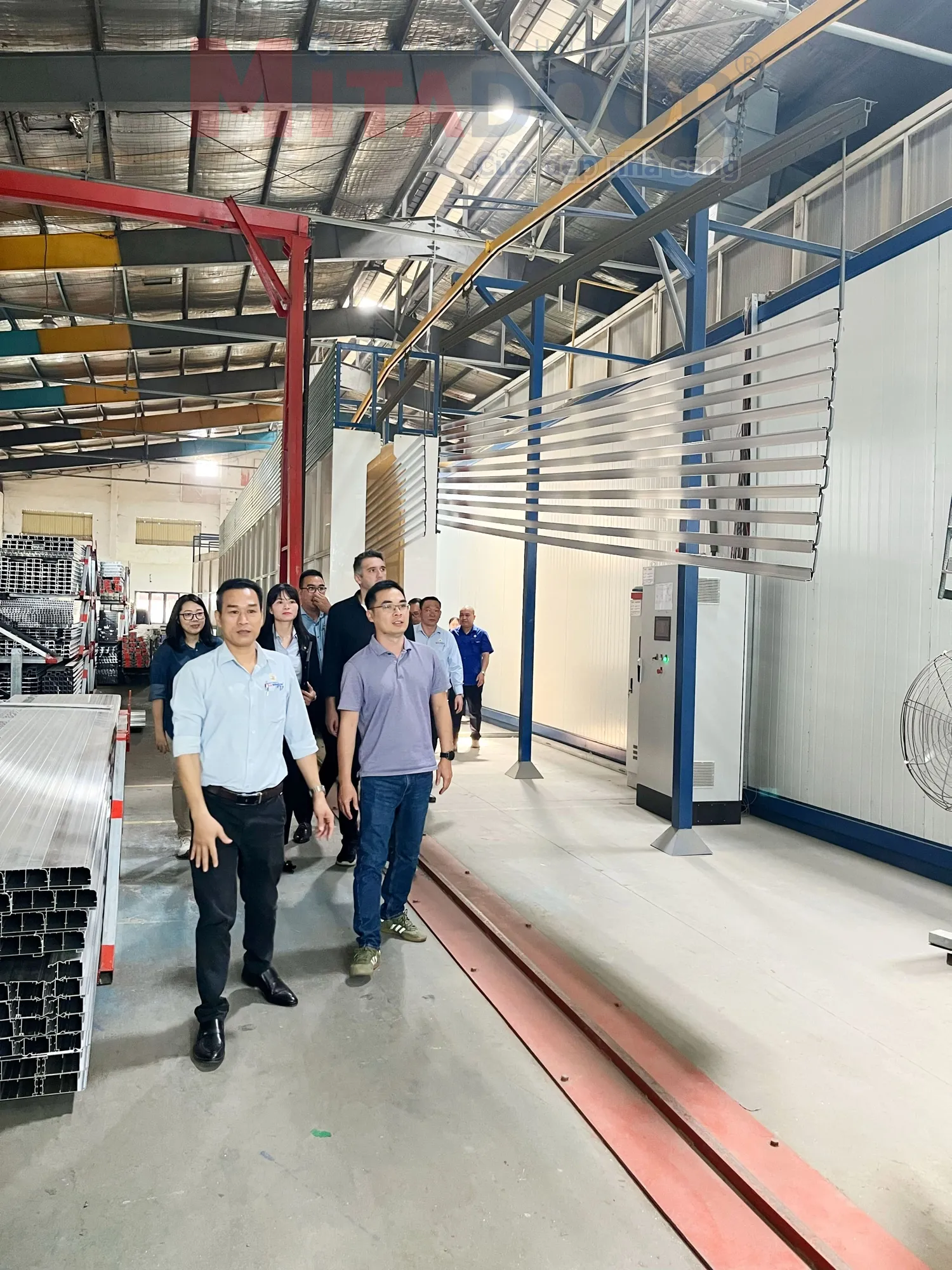 Hình ảnh thực tế lễ đón nhận chứng nhận gia hạn bảo hành sơn 25 năm của hãng sơn tĩnh điện Jotun cho sản phẩm nhôm thanh định hình Mitadoor - Đông Phong