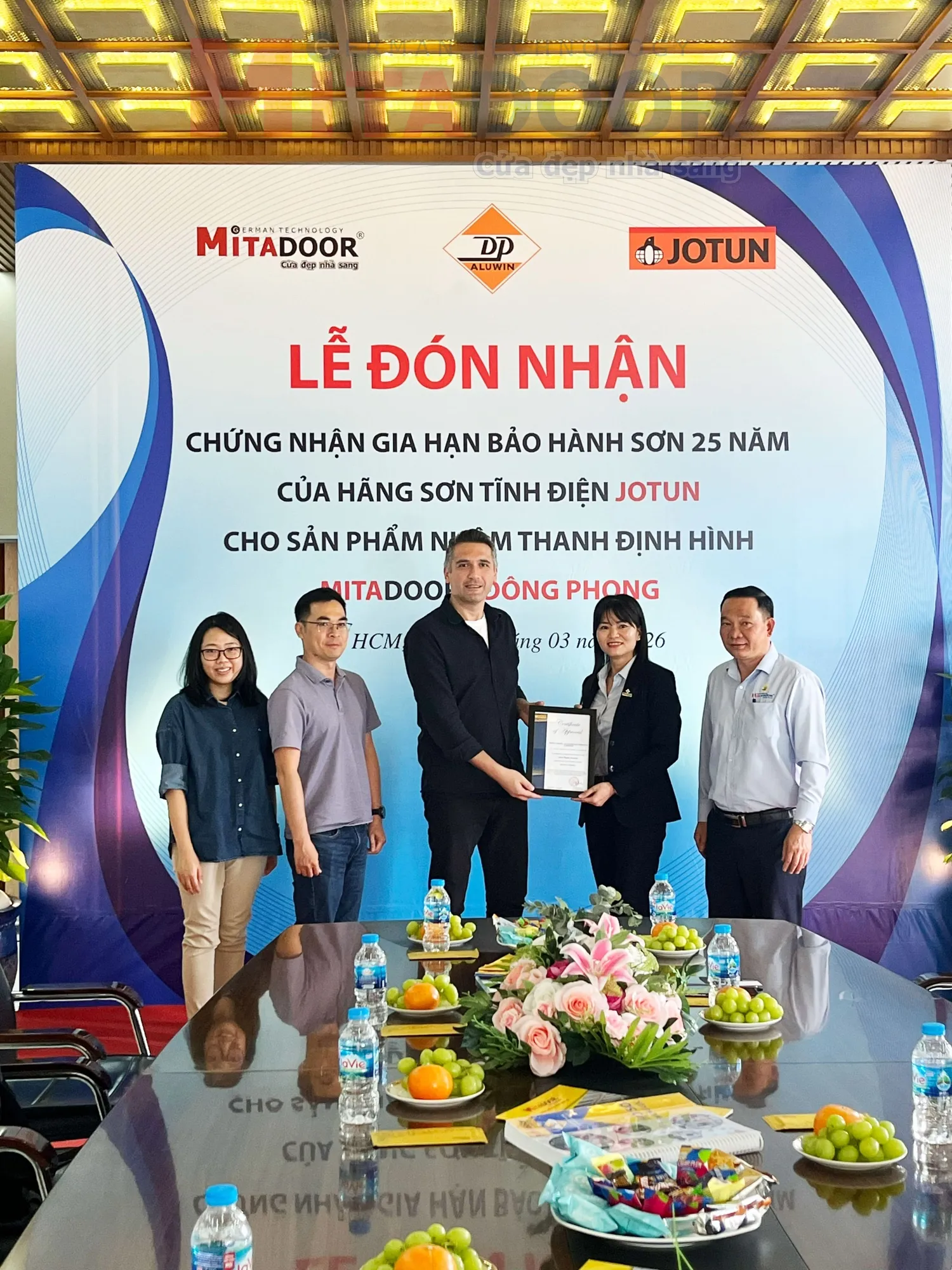 Hình ảnh thực tế lễ đón nhận chứng nhận gia hạn bảo hành sơn 25 năm của hãng sơn tĩnh điện Jotun cho sản phẩm nhôm thanh định hình Mitadoor - Đông Phong