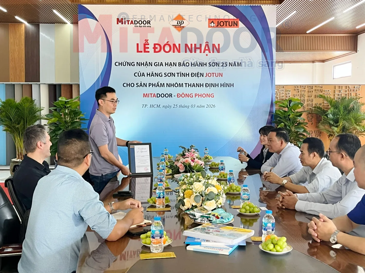 Hình ảnh thực tế lễ đón nhận chứng nhận gia hạn bảo hành sơn 25 năm của hãng sơn tĩnh điện Jotun cho sản phẩm nhôm thanh định hình Mitadoor - Đông Phong