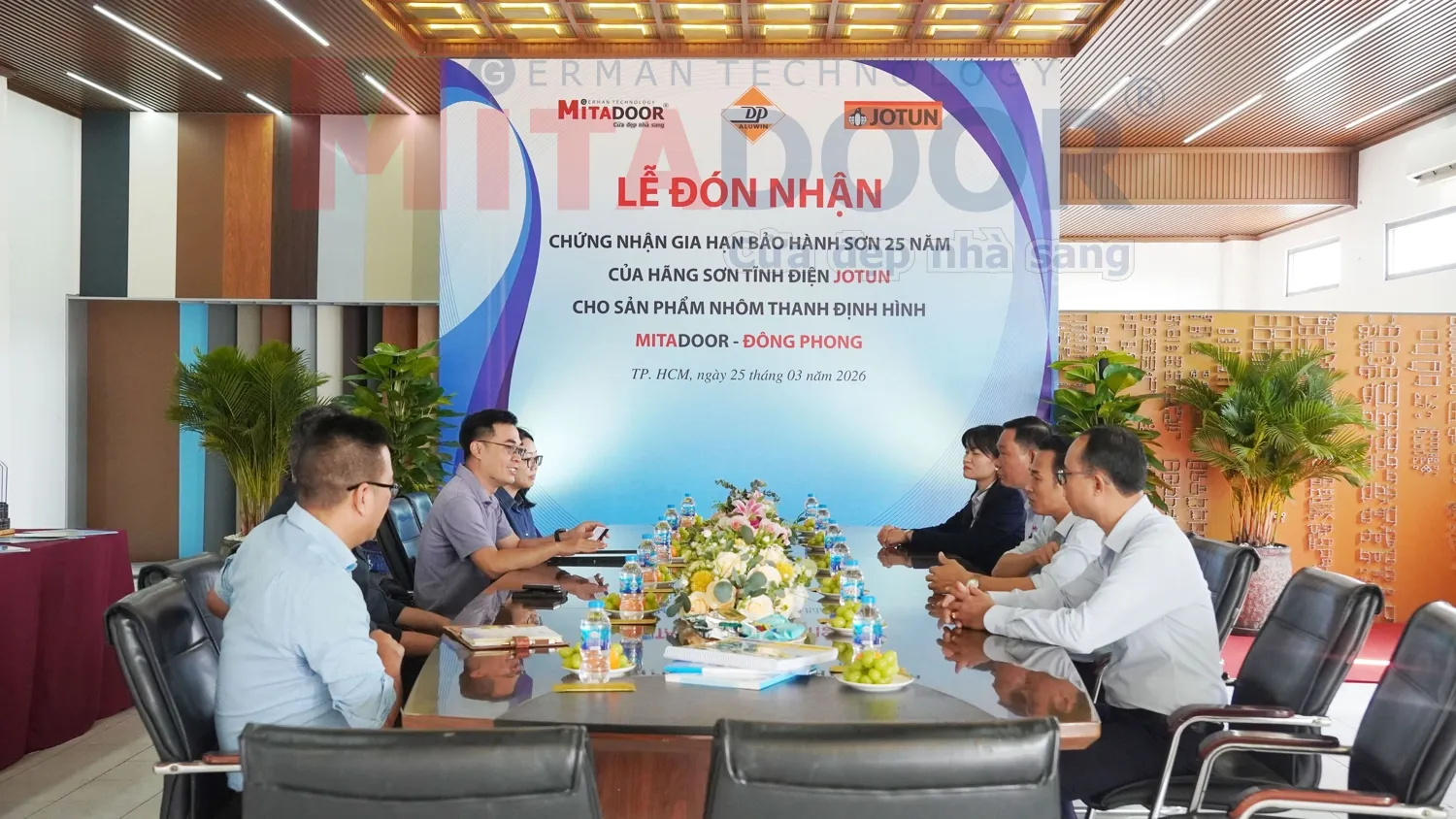 Hình ảnh thực tế lễ đón nhận chứng nhận gia hạn bảo hành sơn 25 năm của hãng sơn tĩnh điện Jotun cho sản phẩm nhôm thanh định hình Mitadoor - Đông Phong