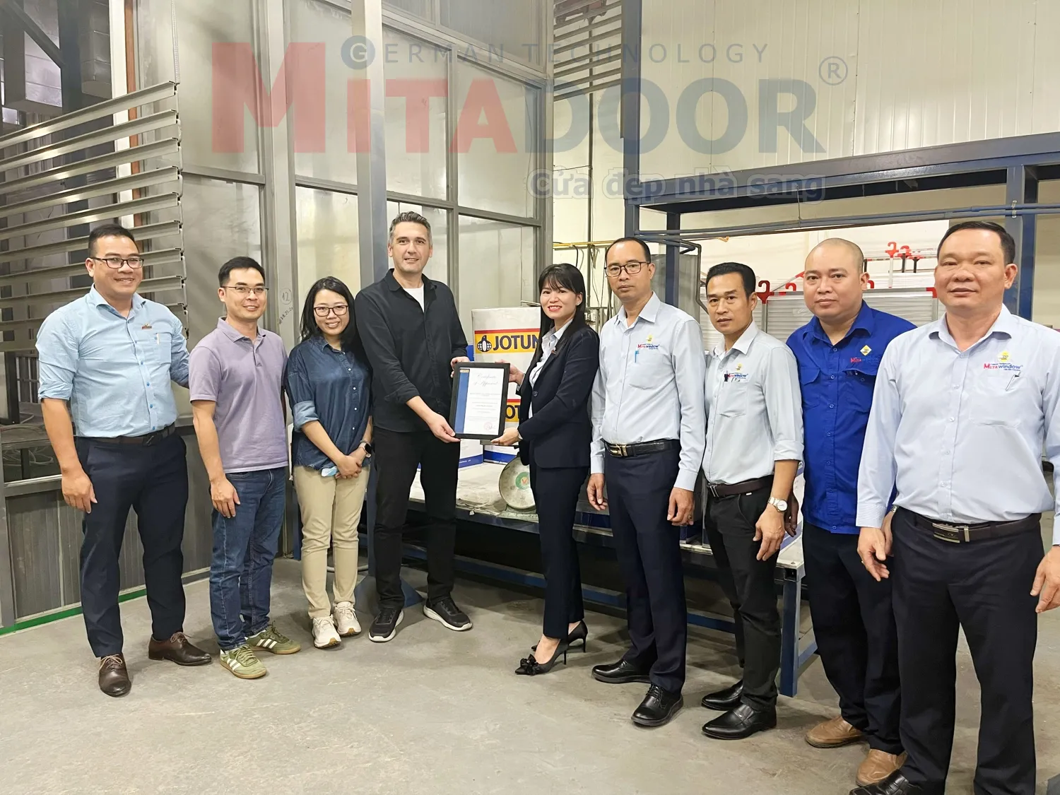 Hình ảnh thực tế lễ đón nhận chứng nhận gia hạn bảo hành sơn 25 năm của hãng sơn tĩnh điện Jotun cho sản phẩm nhôm thanh định hình Mitadoor - Đông Phong