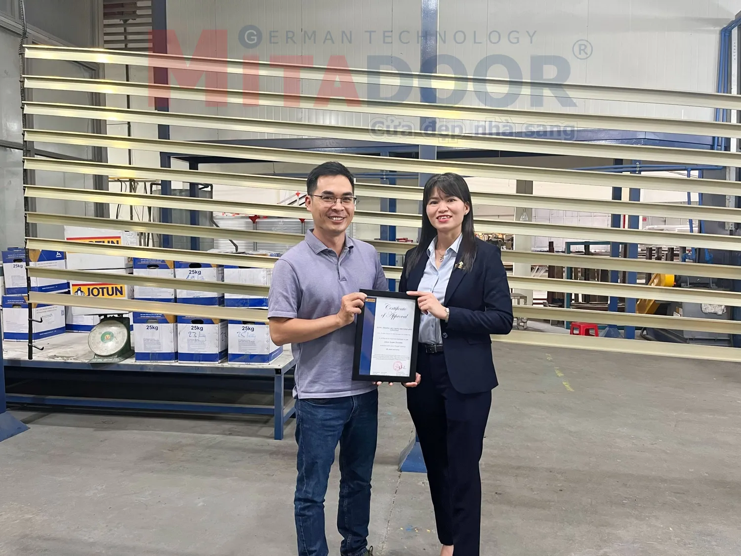 Hình ảnh thực tế lễ đón nhận chứng nhận gia hạn bảo hành sơn 25 năm của hãng sơn tĩnh điện Jotun cho sản phẩm nhôm thanh định hình Mitadoor - Đông Phong