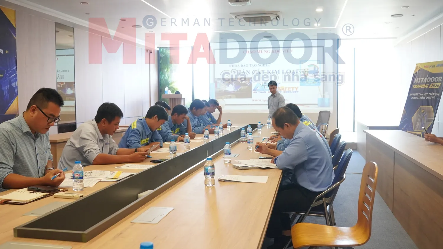 Học viên Mitadoor tập trung làm bài kiểm tra sau khóa đào tạo kỹ thuật hàn cắt kim loại
