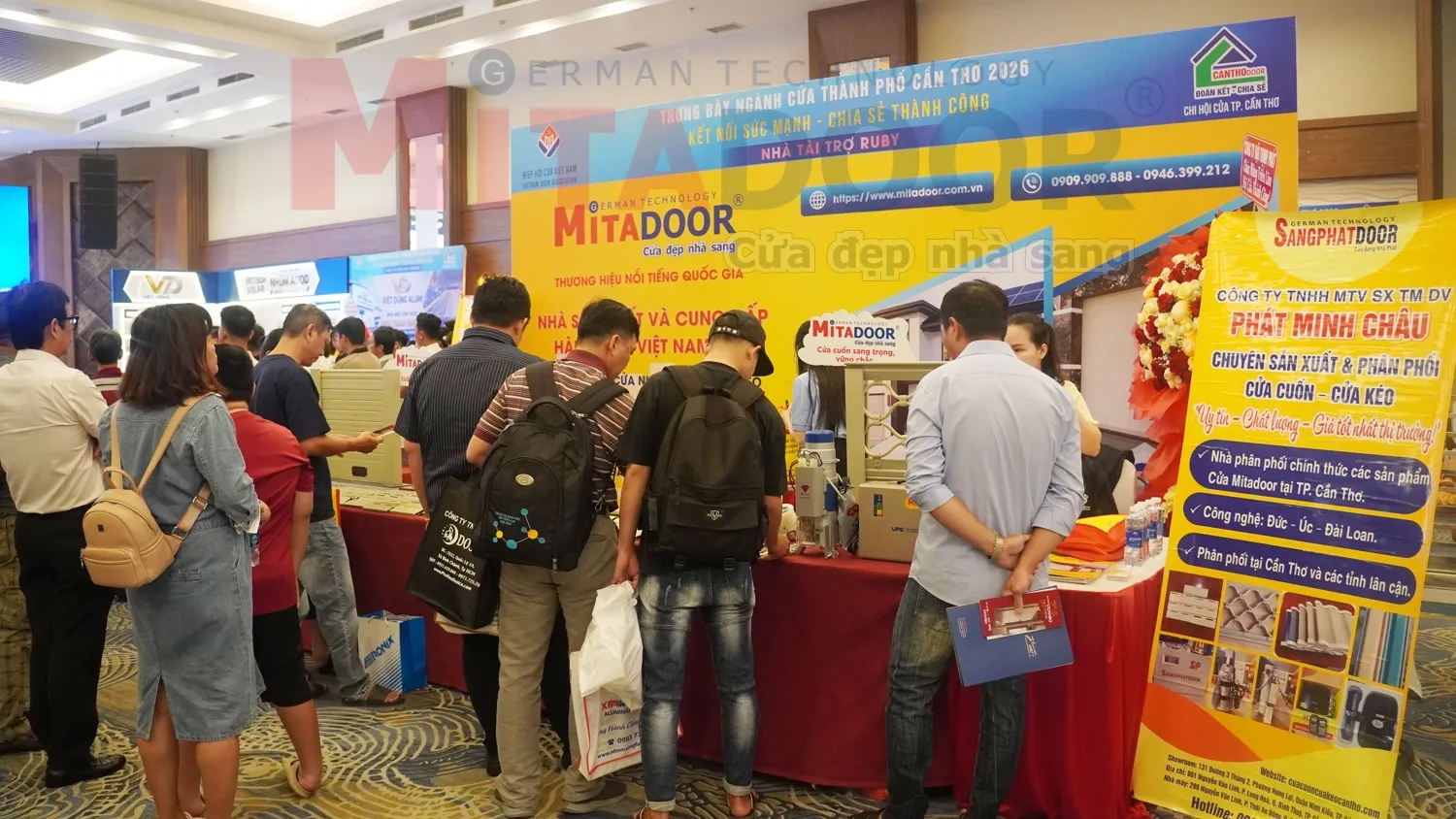 Khách hàng đến thăm quan gian hàng Mitadoor