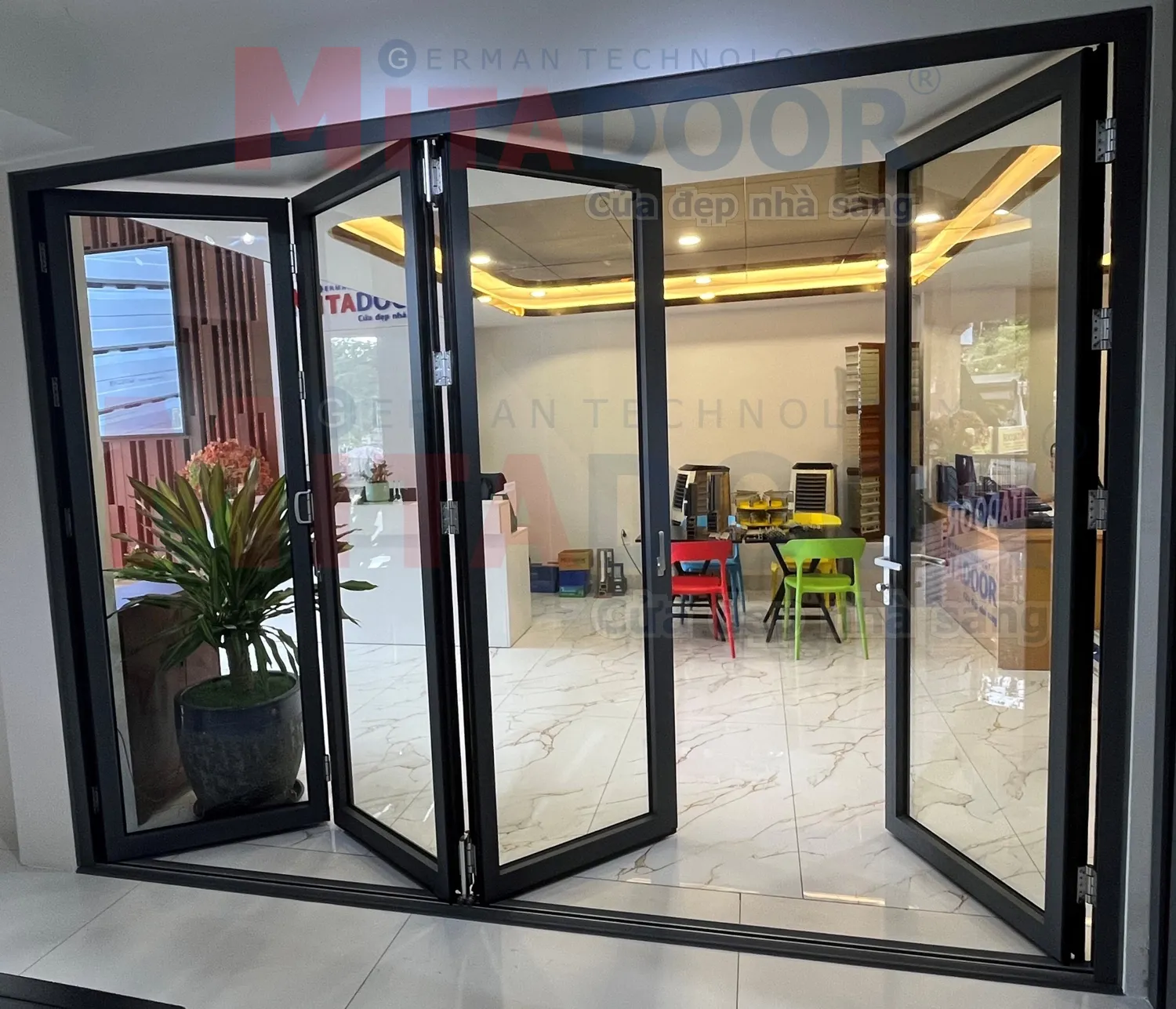 Cửa xếp trượt Mitadoor sử dụng hệ phụ kiện đồng bộ ch&iacute;nh h&atilde;ng, đảm bảo cửa vận h&agrave;nh &ecirc;m &aacute;i v&agrave; k&eacute;o d&agrave;i tuổi thọ sản phẩm
