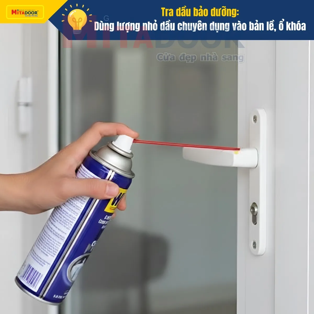 D&ugrave;ng lượng nhỏ dầu chuy&ecirc;n dụng tra v&agrave;o bản lề, ổ kh&oacute;a cửa nh&ocirc;m k&iacute;nh gi&uacute;p cửa vận h&agrave;nh &ecirc;m &aacute;i v&agrave; ổn định