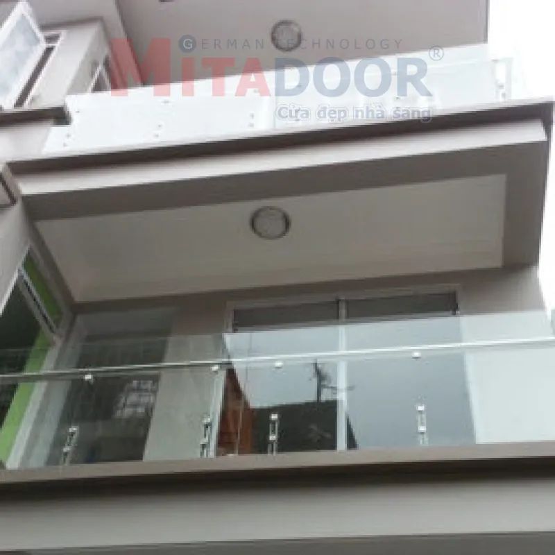 Lan can k&iacute;nh Mitadoor với ưu điểm dễ d&agrave;ng lau ch&ugrave;i, chịu lực va đập cao, kh&ocirc;ng bị oxi h&oacute;a v&agrave; chống trầy hiệu quả