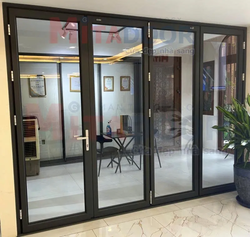 Cửa k&iacute;nh xếp trượt Mitadoor với thiết kế th&ocirc;ng minh, gi&uacute;p n&acirc;ng tầm thẩm mỹ kh&ocirc;ng gian