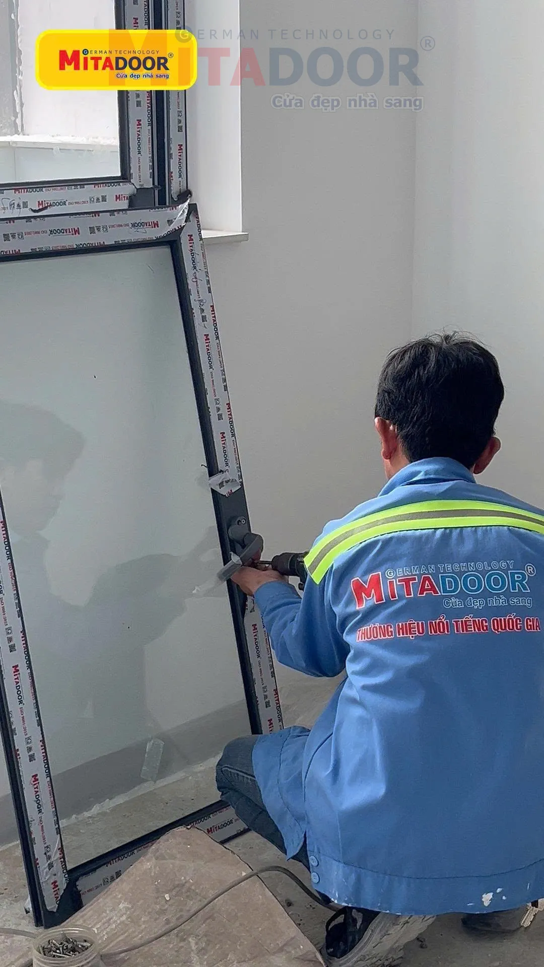 Kỹ thuật vi&ecirc;n Mitadoor lắp tay nắm cửa sổ nh&ocirc;m k&iacute;nh tại c&ocirc;ng tr&igrave;nh