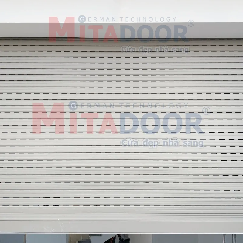 Cửa cuốn khe thoáng Mitadoor MT503R sở hữu vẻ ngoài hiện đại với màu ghi sần sang trọng giúp tôn diện mạo của mặt tiền công trình