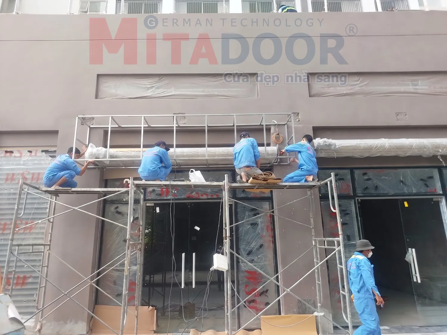 Lắp đặt khung xương hộp che kỹ thuật cửa cuốn