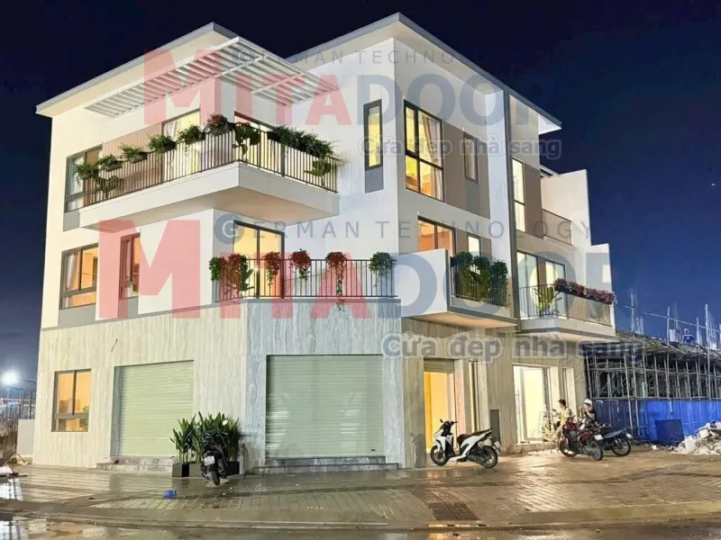 Mẫu cửa cuốn tấm liền vận h&agrave;nh &ecirc;m &aacute;i, tối ưu chi ph&iacute;