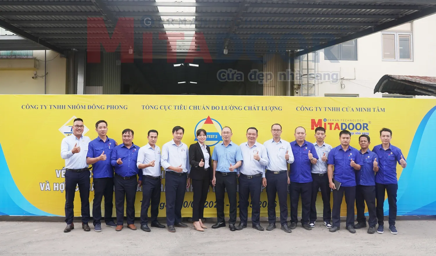 Đại diện của Mitadoor Group - Công ty TNHH Nhôm Đông Phong - Trung Tâm Quatest 2 chụp hình lưu niệm