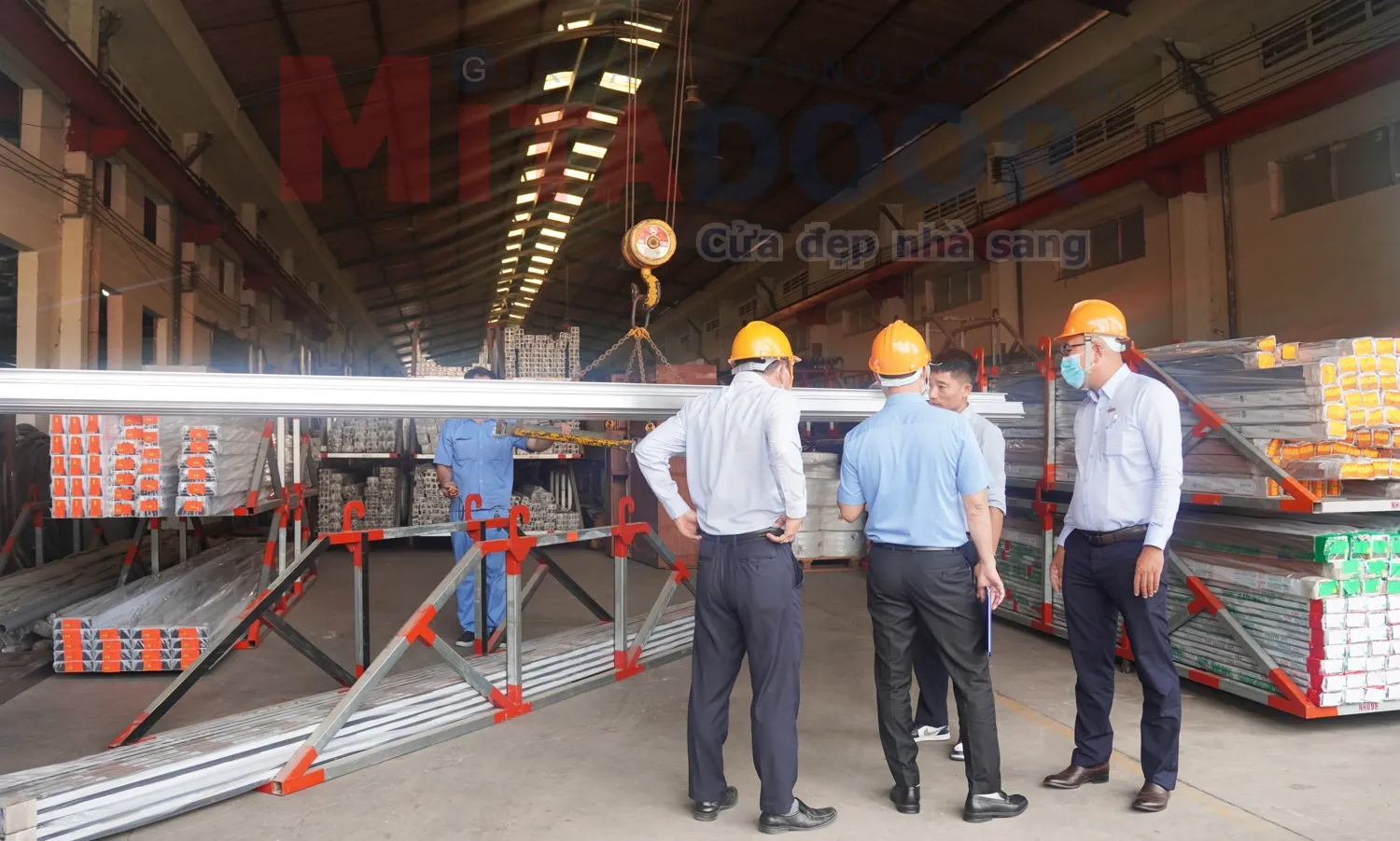 Đại diện c&ocirc;ng ty dẫn chuy&ecirc;n gia xuống c&aacute;c ph&acirc;n xưởng đ&aacute;nh gi&aacute; kiểm tra