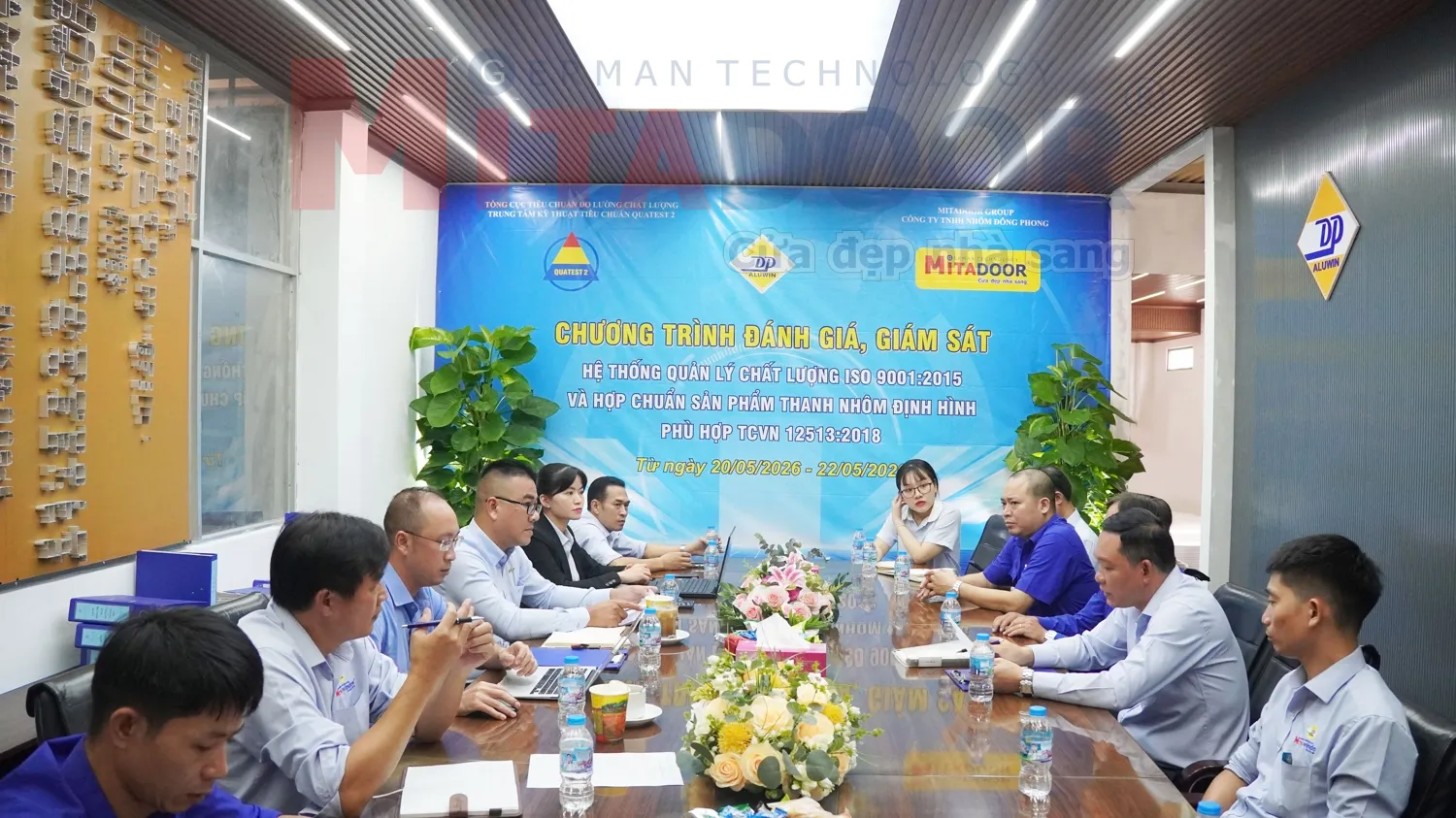 Ông Đỗ Xuân Hiếu đang kiểm tra đánh giá công tác duy tu, bảo trì máy móc thiết bị theo hồ sơ tại phòng họp