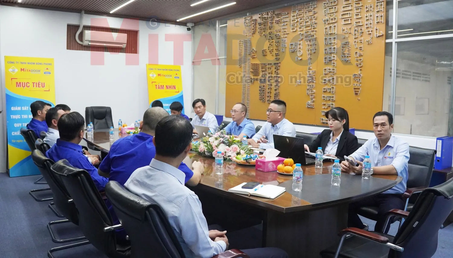 Ông Đỗ Xuân Hiếu đang kiểm tra đánh giá công tác duy tu, bảo trì máy móc thiết bị theo hồ sơ tại phòng họp