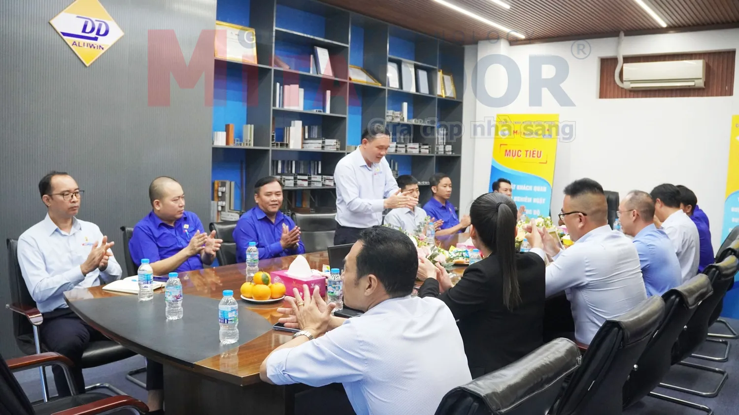 Ông Đỗ Xuân Hiếu đang kiểm tra đánh giá công tác duy tu, bảo trì máy móc thiết bị theo hồ sơ tại phòng họp