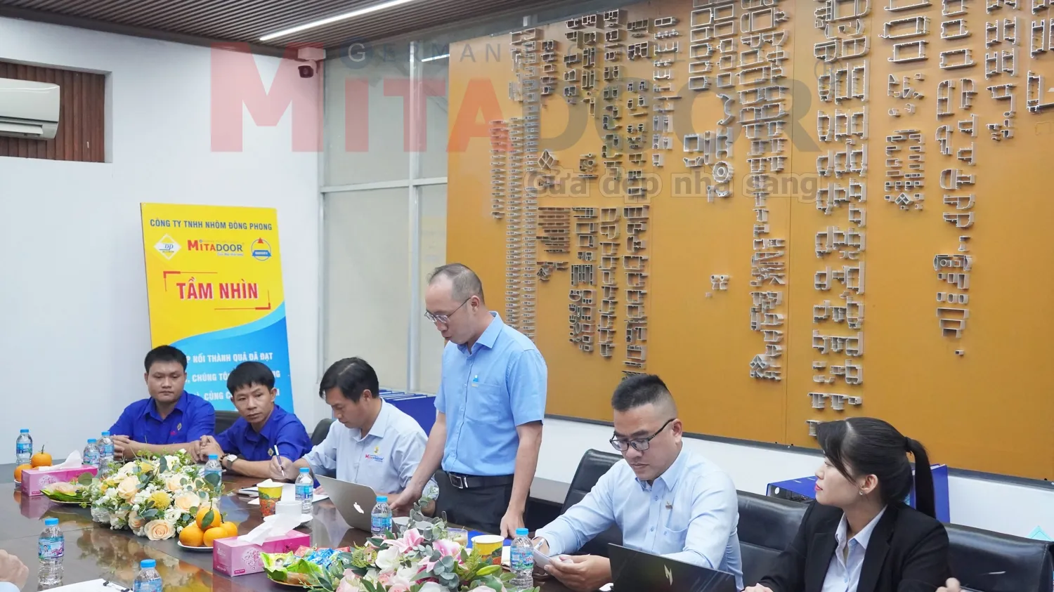 Ông Đỗ Xuân Hiếu đang kiểm tra đánh giá công tác duy tu, bảo trì máy móc thiết bị theo hồ sơ tại phòng họp