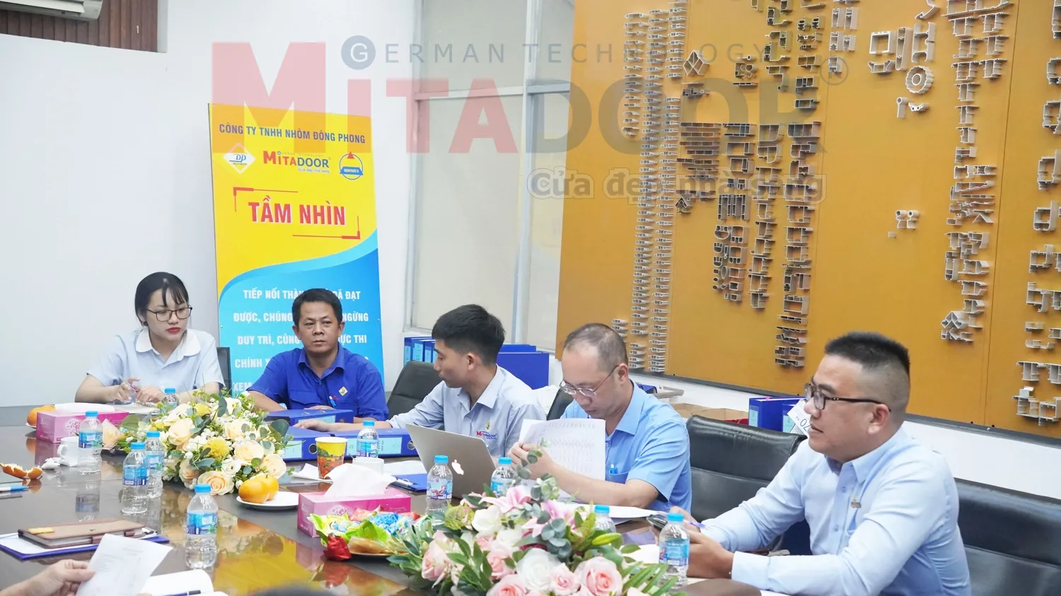 Ông Đỗ Xuân Hiếu đang kiểm tra đánh giá công tác duy tu, bảo trì máy móc thiết bị theo hồ sơ tại phòng họp