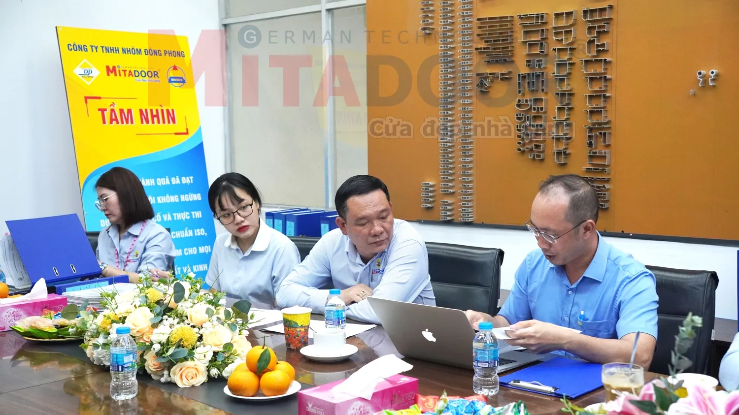 Ông Đỗ Xuân Hiếu đang kiểm tra đánh giá công tác duy tu, bảo trì máy móc thiết bị theo hồ sơ tại phòng họp