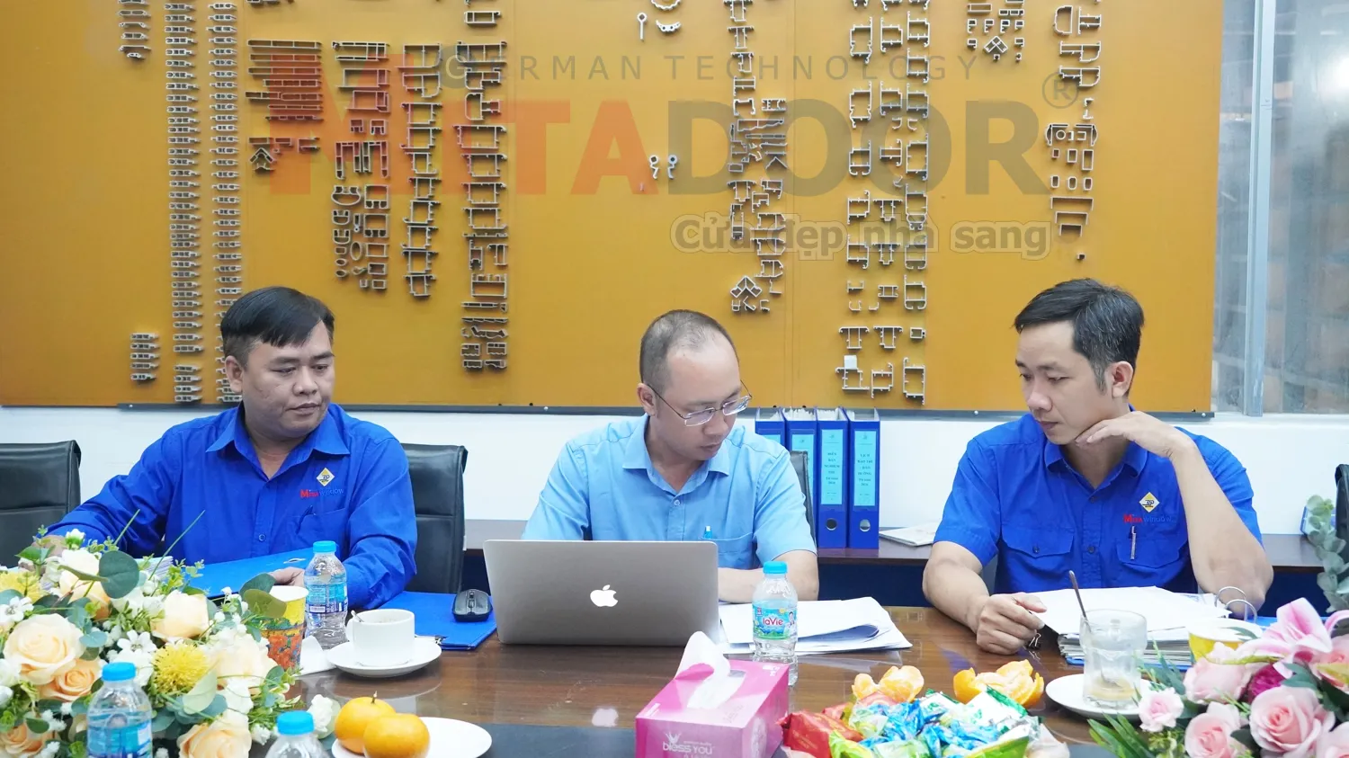 Ông Đỗ Xuân Hiếu đang kiểm tra đánh giá công tác duy tu, bảo trì máy móc thiết bị theo hồ sơ tại phòng họp
