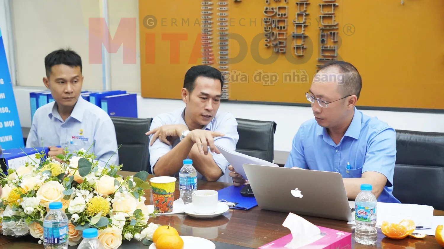 Ông Đỗ Xuân Hiếu đang kiểm tra đánh giá công tác duy tu, bảo trì máy móc thiết bị theo hồ sơ tại phòng họp