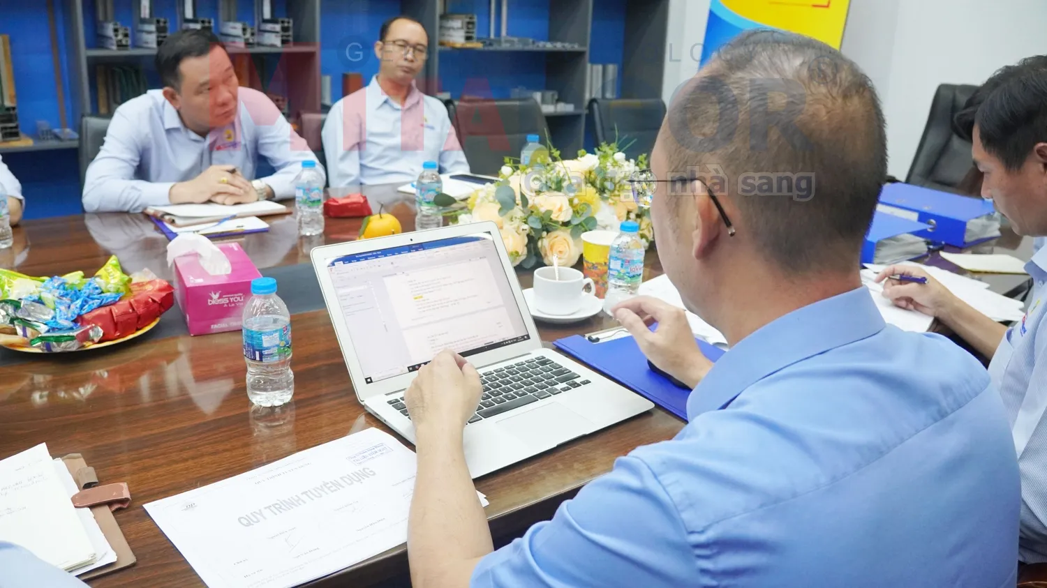 Ông Đỗ Xuân Hiếu đang kiểm tra đánh giá công tác duy tu, bảo trì máy móc thiết bị theo hồ sơ tại phòng họp