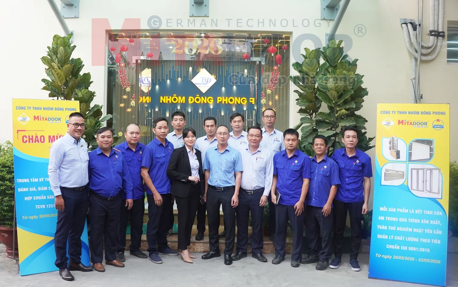 Đại diện của Mitadoor Group - Công ty TNHH Nhôm Đông Phong - Trung Tâm Quatest 2 chụp hình lưu niệm