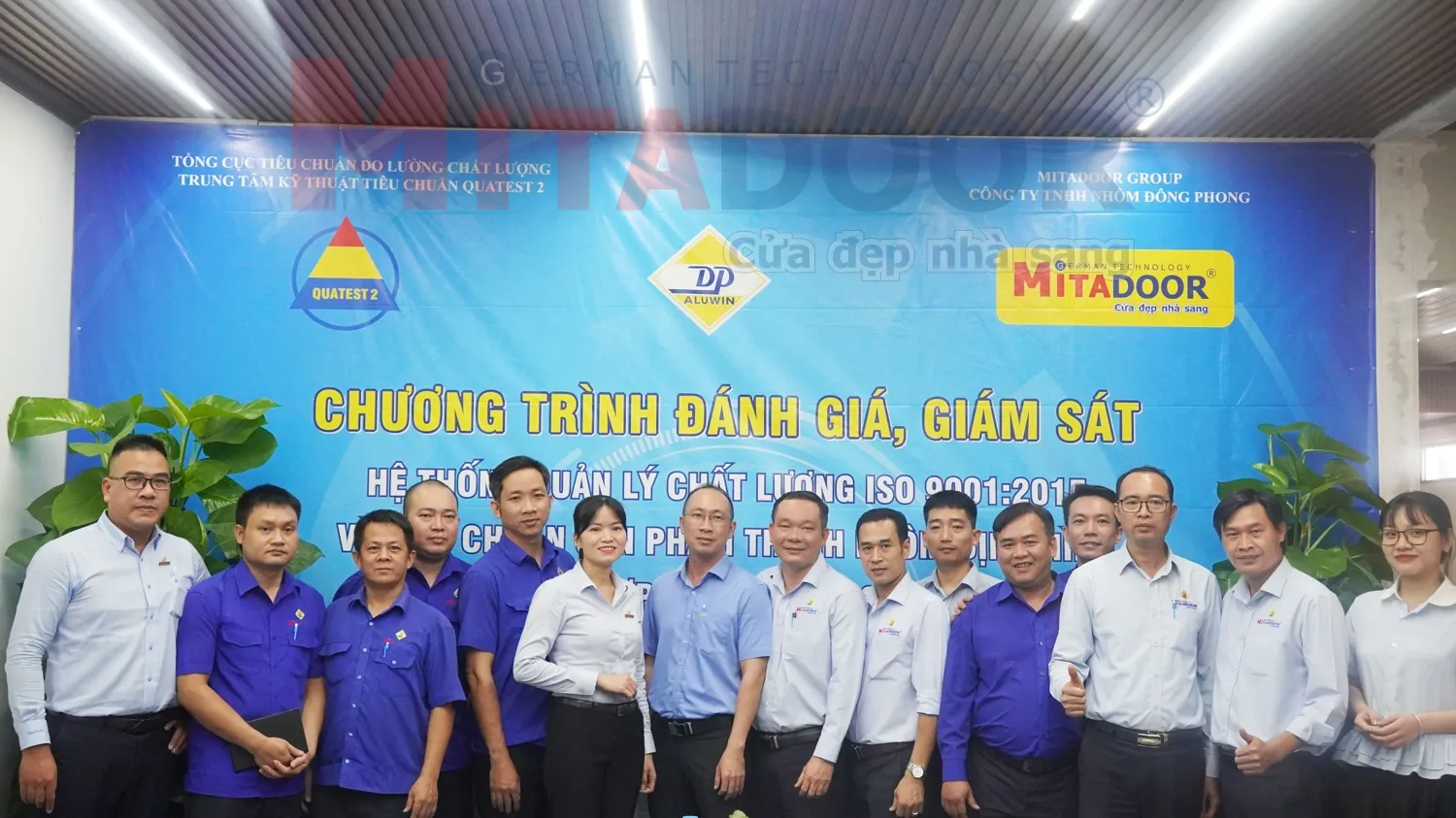 Đại diện của Mitadoor Group - Công ty TNHH Nhôm Đông Phong - Trung Tâm Quatest 2 chụp hình lưu niệm