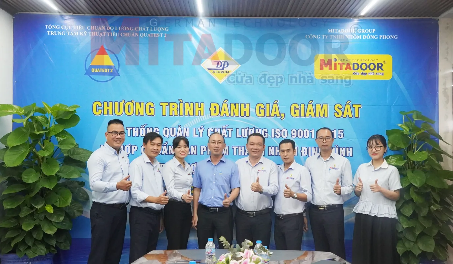 Đại diện của Mitadoor Group - Công ty TNHH Nhôm Đông Phong - Trung Tâm Quatest 2 chụp hình lưu niệm