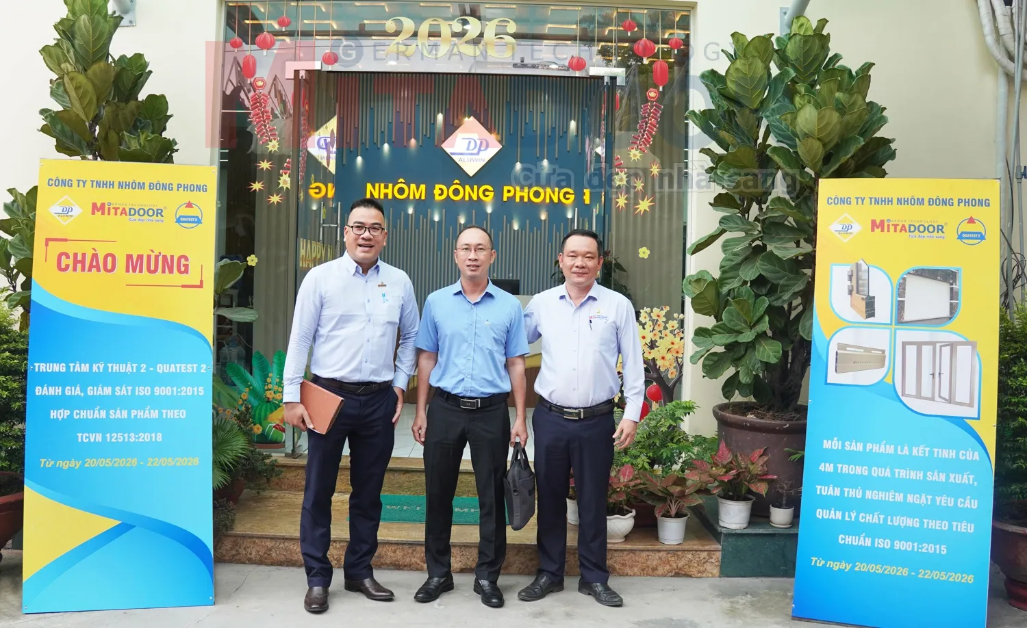 Đại diện của Mitadoor Group - Công ty TNHH Nhôm Đông Phong - Trung Tâm Quatest 2 chụp hình lưu niệm