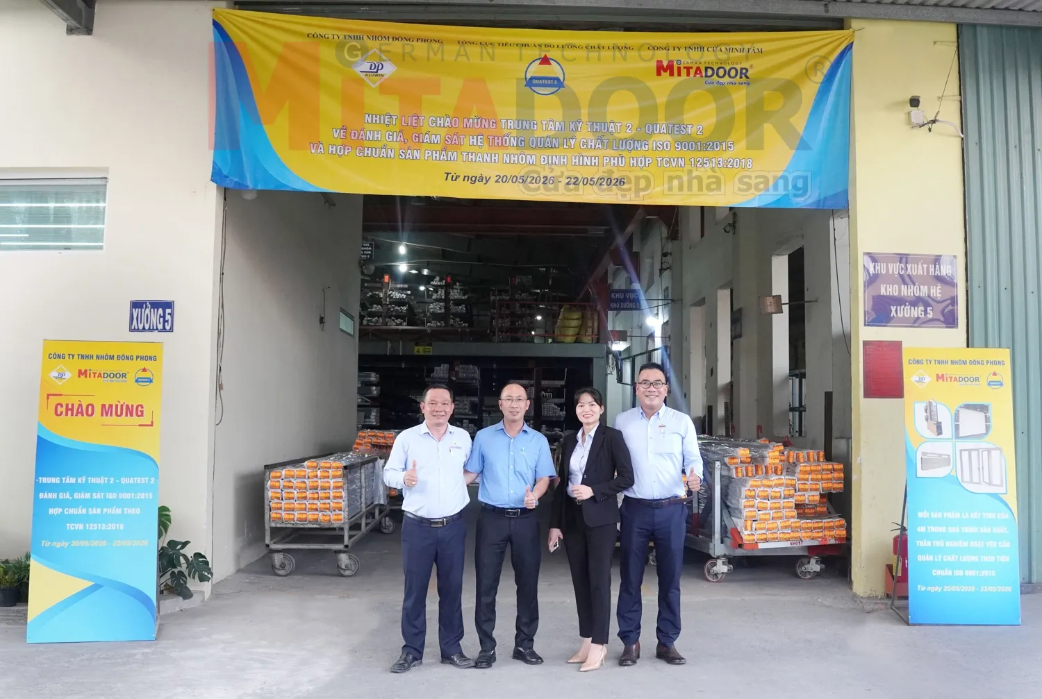 Đại diện của Mitadoor Group - C&ocirc;ng ty TNHH Nh&ocirc;m Đ&ocirc;ng Phong - Trung T&acirc;m Quatest 2 chụp h&igrave;nh lưu niệm