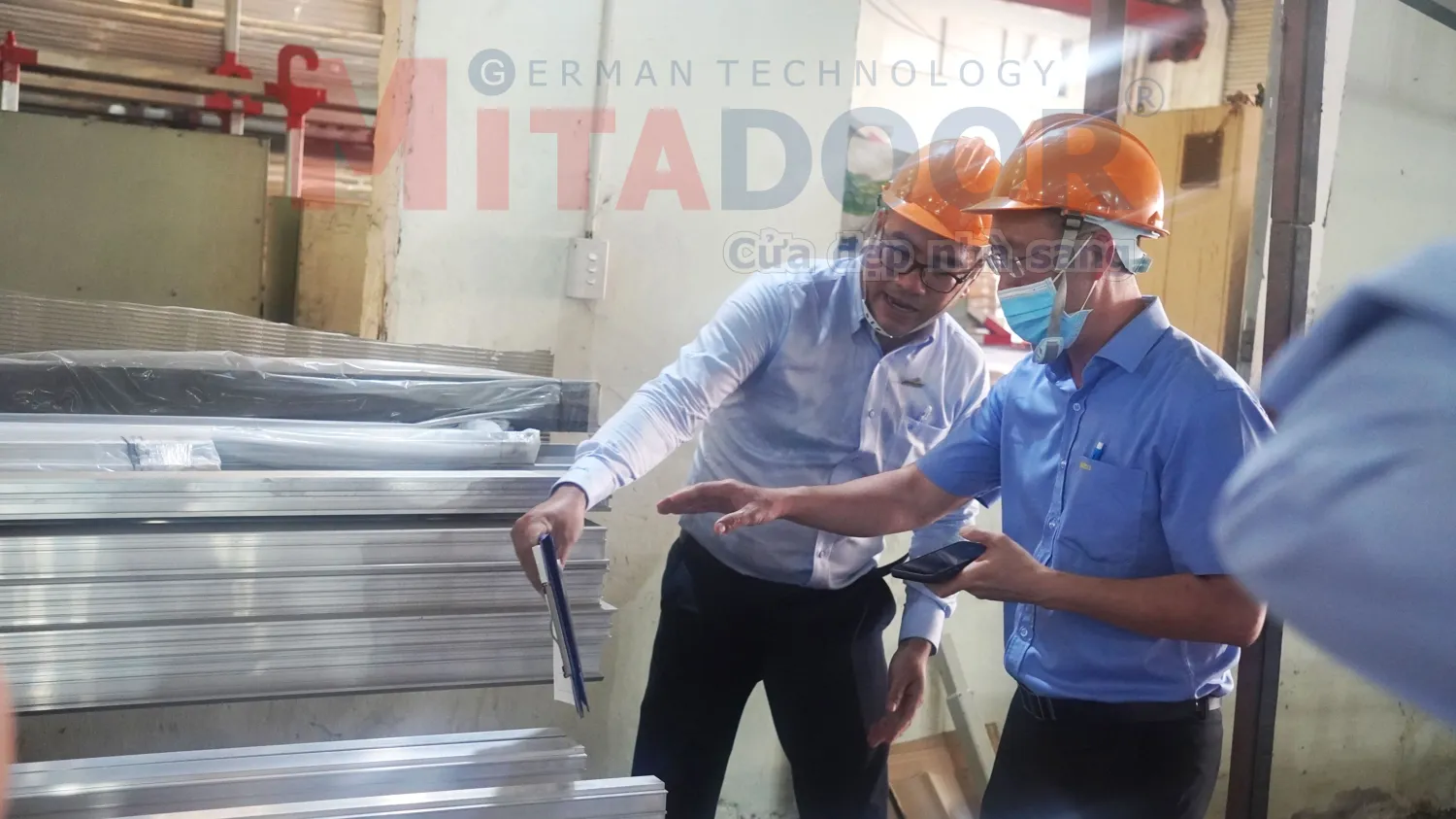 Đại diện công ty dẫn chuyên gia xuống các phân xưởng đánh giá kiểm tra
