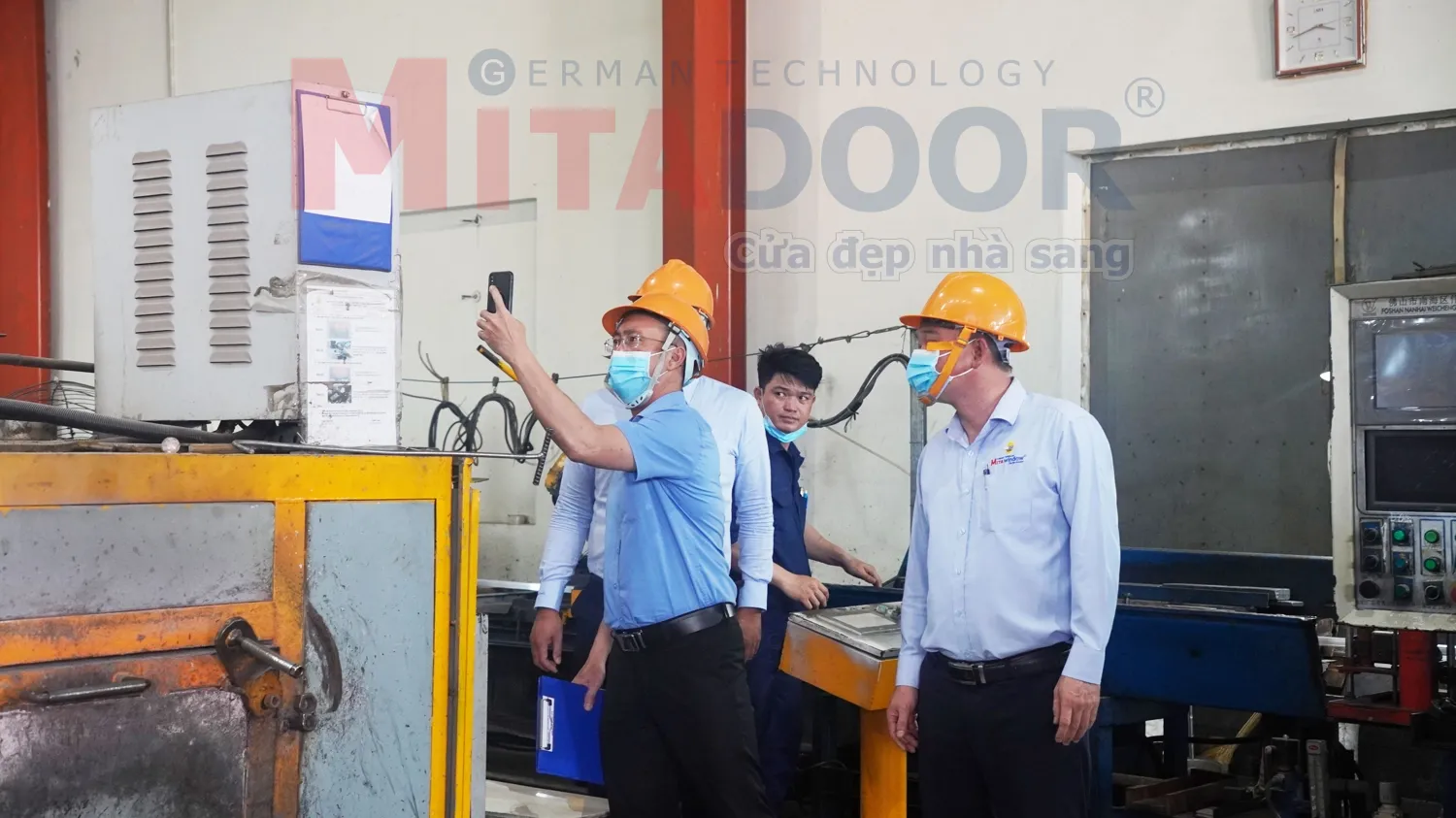 Đại diện công ty dẫn chuyên gia xuống các phân xưởng đánh giá kiểm tra