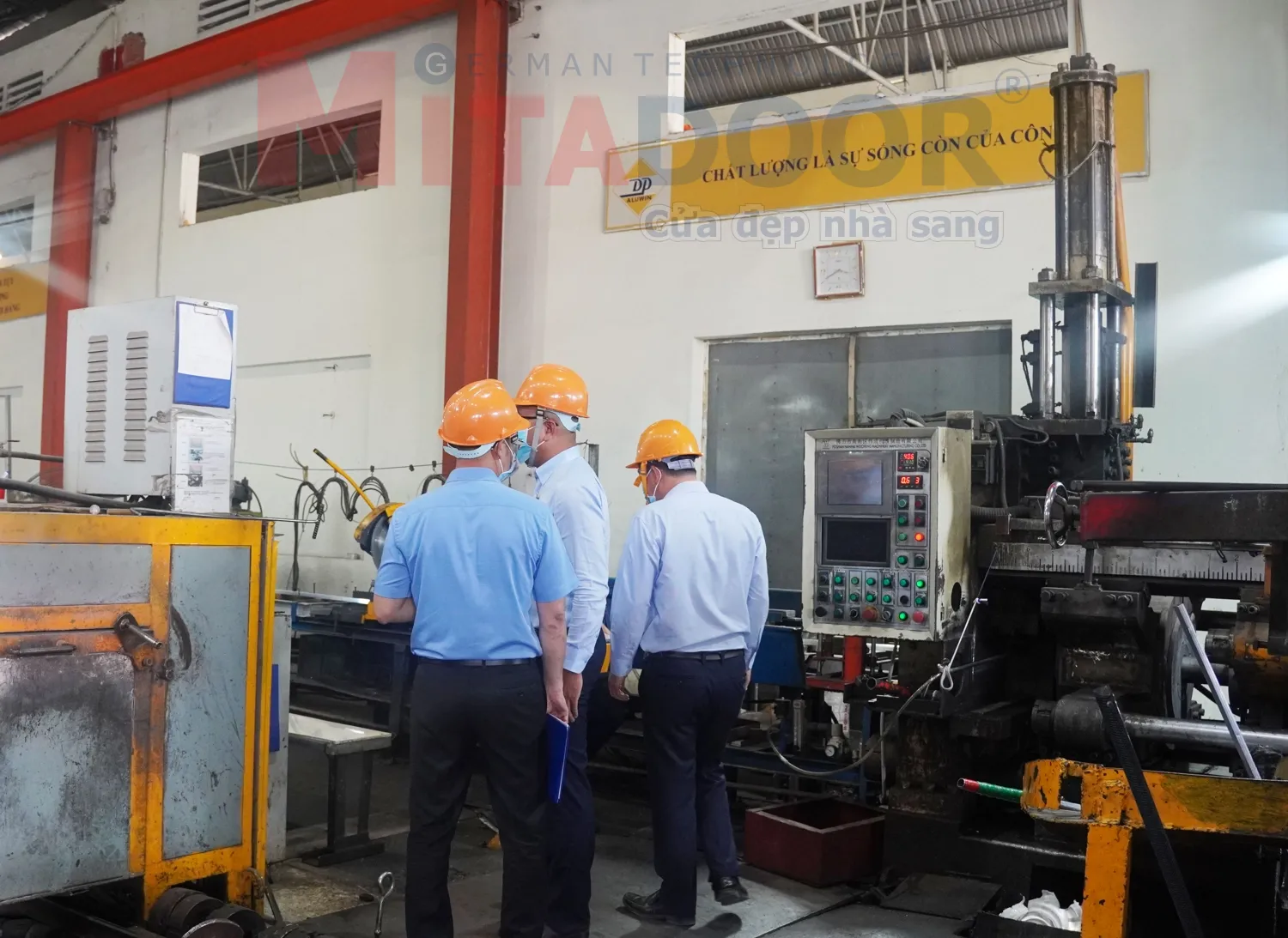 Đại diện công ty dẫn chuyên gia xuống các phân xưởng đánh giá kiểm tra