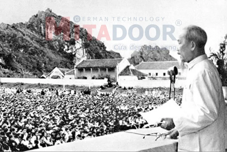 Ngay-2-9-1945, tai-Quang-truong-Ba-Dinh-Ha-Noi-Chu-tich-Ho-Chi-Minh-doc-ban-Tuyen-ngon-doc-lap