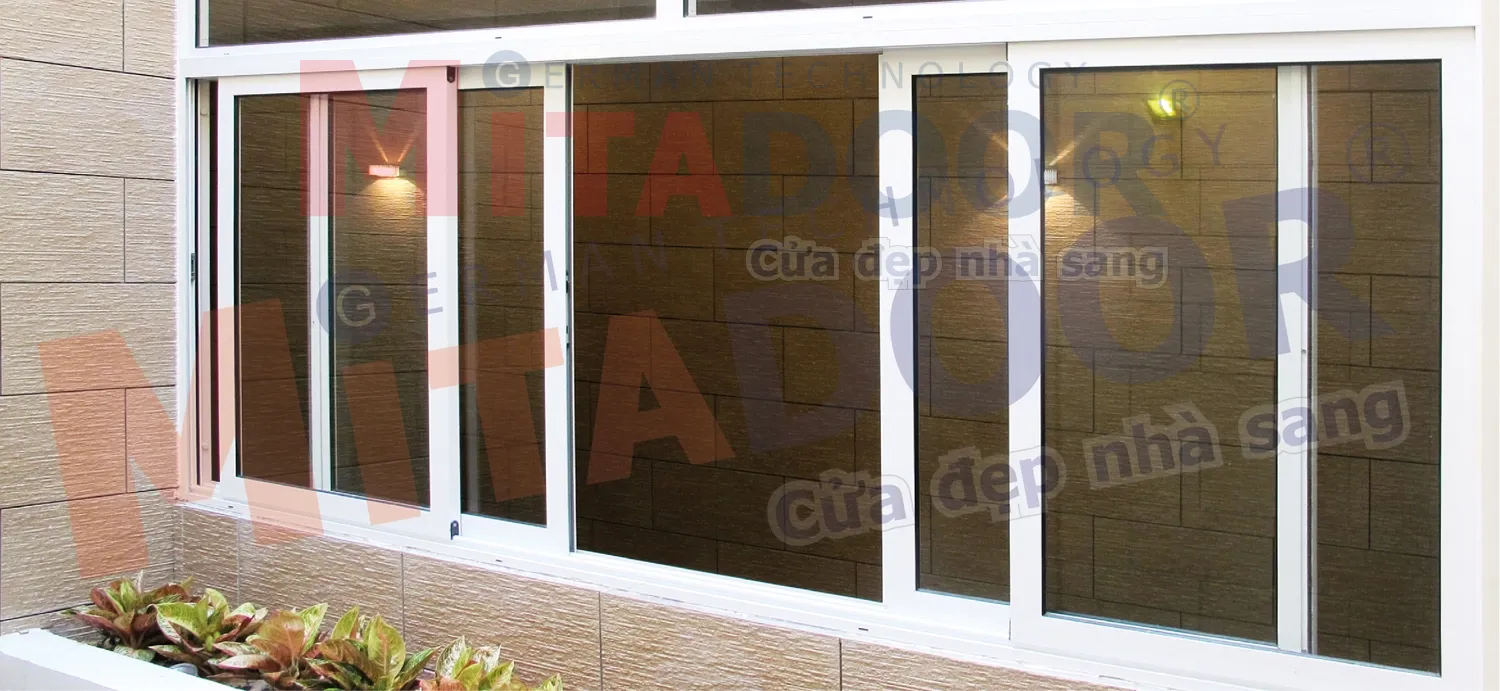 Cửa sổ mở l&ugrave;a hệ nh&ocirc;m Mitadoor cao cấp vận h&agrave;nh &ecirc;m &aacute;i với hệ phụ kiện đồng bộ, ch&iacute;nh h&atilde;ng