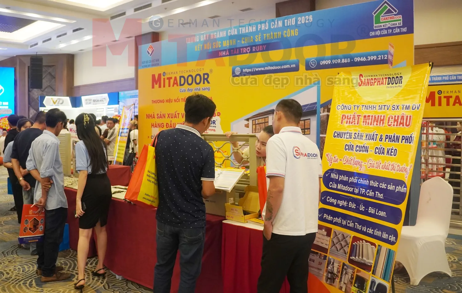 Nhân viên Mitadoor tư vấn