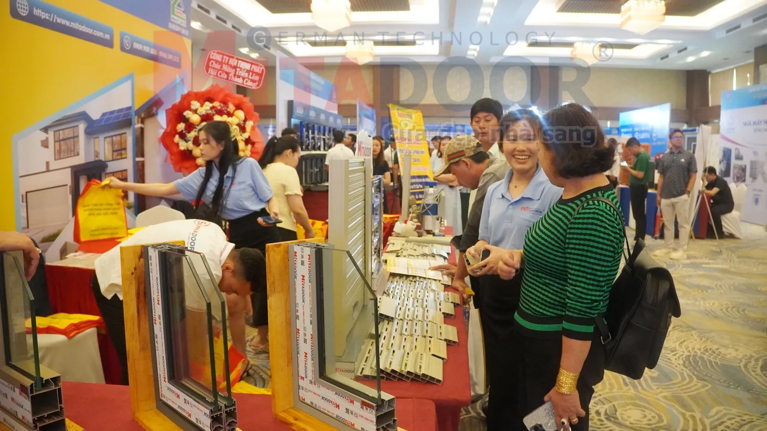 Nhân viên Mitadoor tư vấn
