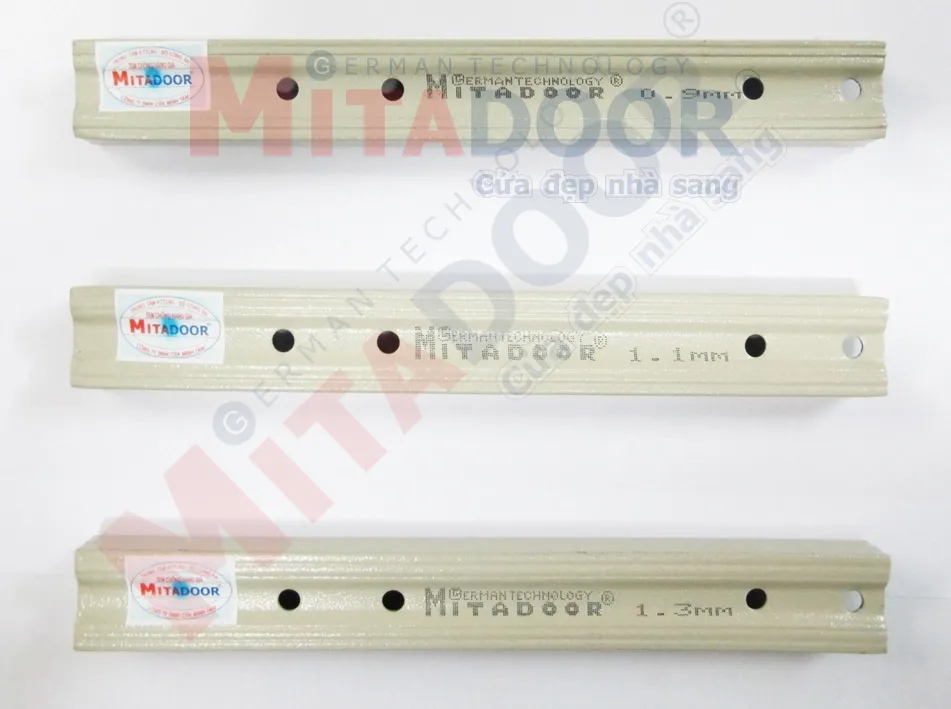 U cửa kéo Mitadoor bằng thép sơn tĩnh điện chống trầy và tạo gân để tăng độ cứng