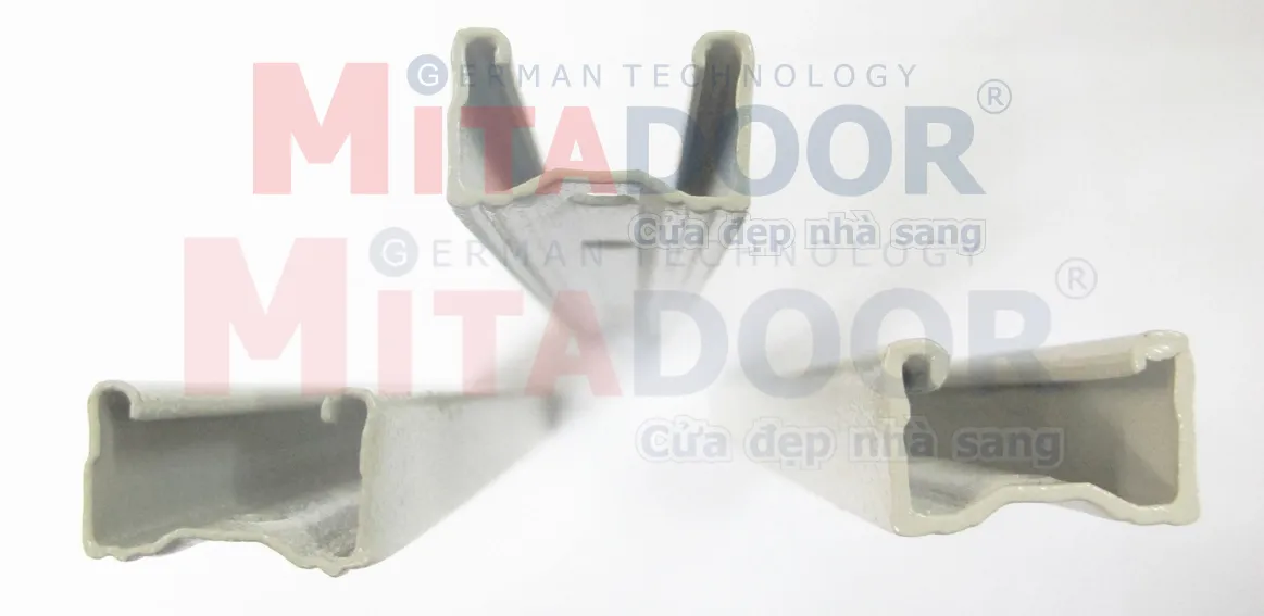 Cận cảnh các thanh U cấu tạo cửa kéo sắt (thép)