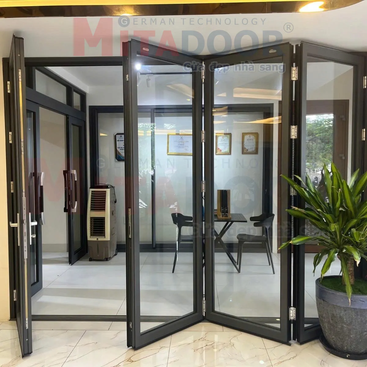 Sử dụng hệ phụ kiện đồng bộ, ch&iacute;nh h&atilde;ng gi&uacute;p cửa nh&ocirc;m k&iacute;nh vận h&agrave;nh ổn định
